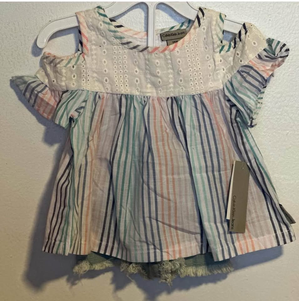 GIRLS SHORTS SUIT (2 PC ) SIZE:24 MONTHS PRICE:$50 BRAND: CALVIN - photo 2