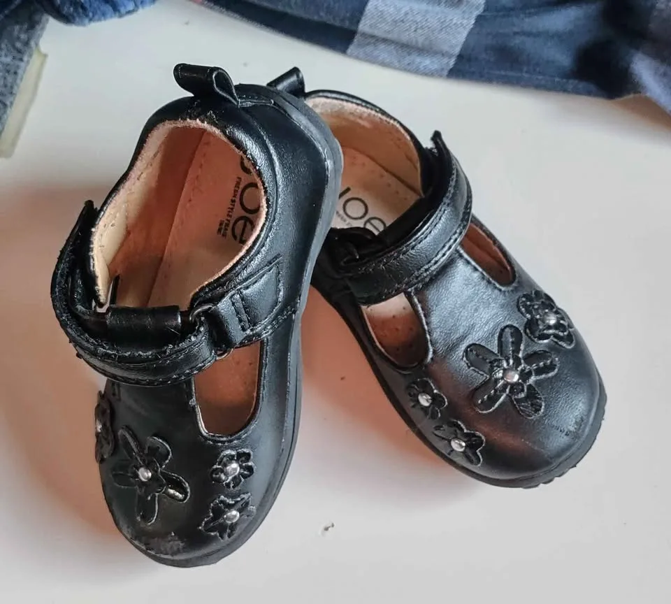 Size 5 Toddler girl black dress shoes image indicator(2)