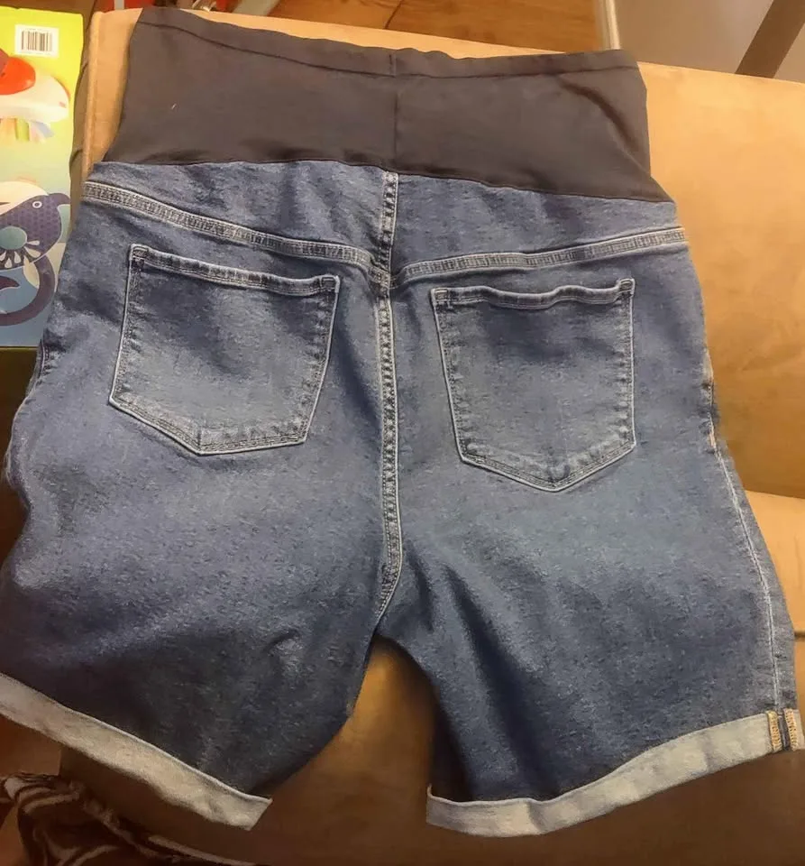Old Navy Maternity Shorts size 18 image indicator(2)