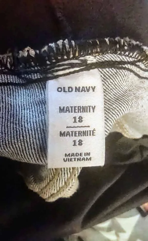 Old Navy Maternity Shorts size 18 image indicator(3)