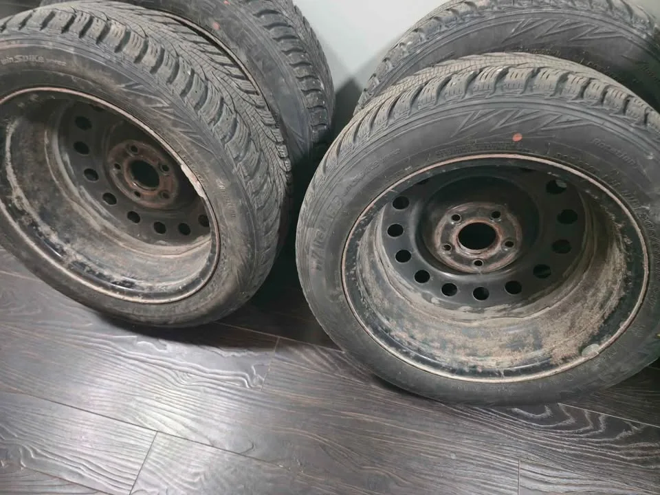 2013 Sentra tire 205/55/R16 winter with rims image indicator(2)