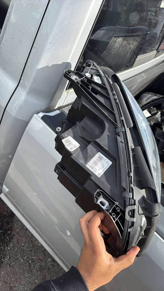 Mercedes b250 headlight - photo 2