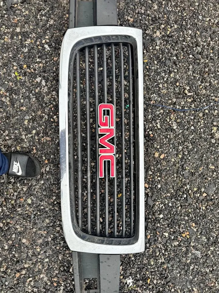 2003-2023 gmc Savana grille thumbnail