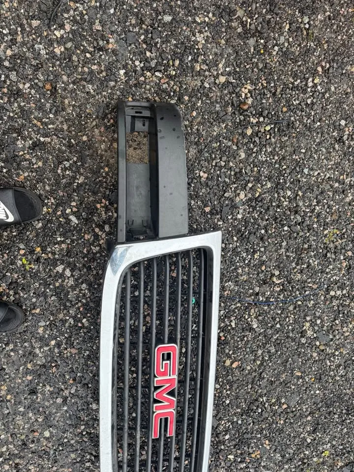 2003-2023 gmc Savana grille image indicator(2)