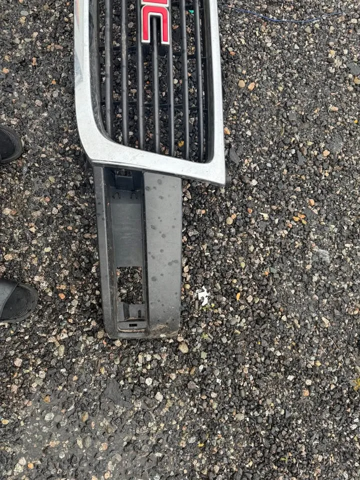 2003-2023 gmc Savana grille image indicator(3)