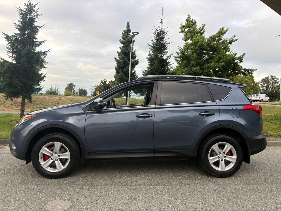 2013 Toyota RAV4 - photo 2