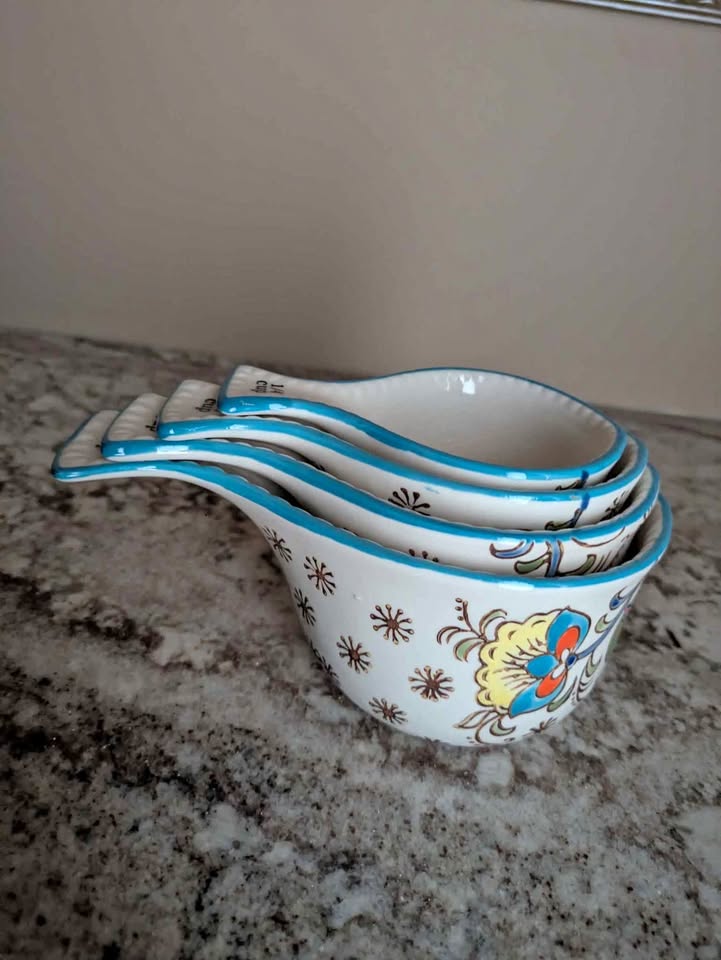 Ceramic measuring cups with design