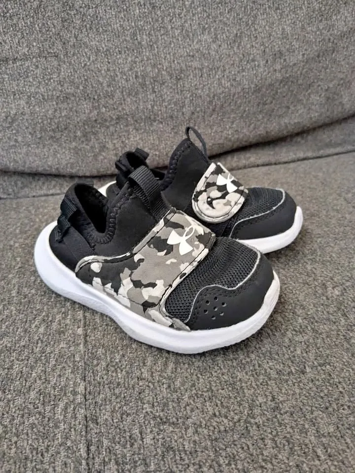 Under Armour toddler shoes size 6 like new condition