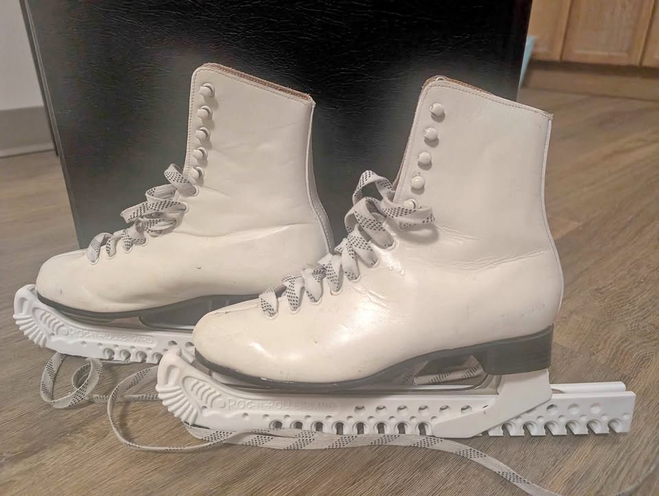 Women’s White Ice Skates – Size 7 with protectors – Good Conditi