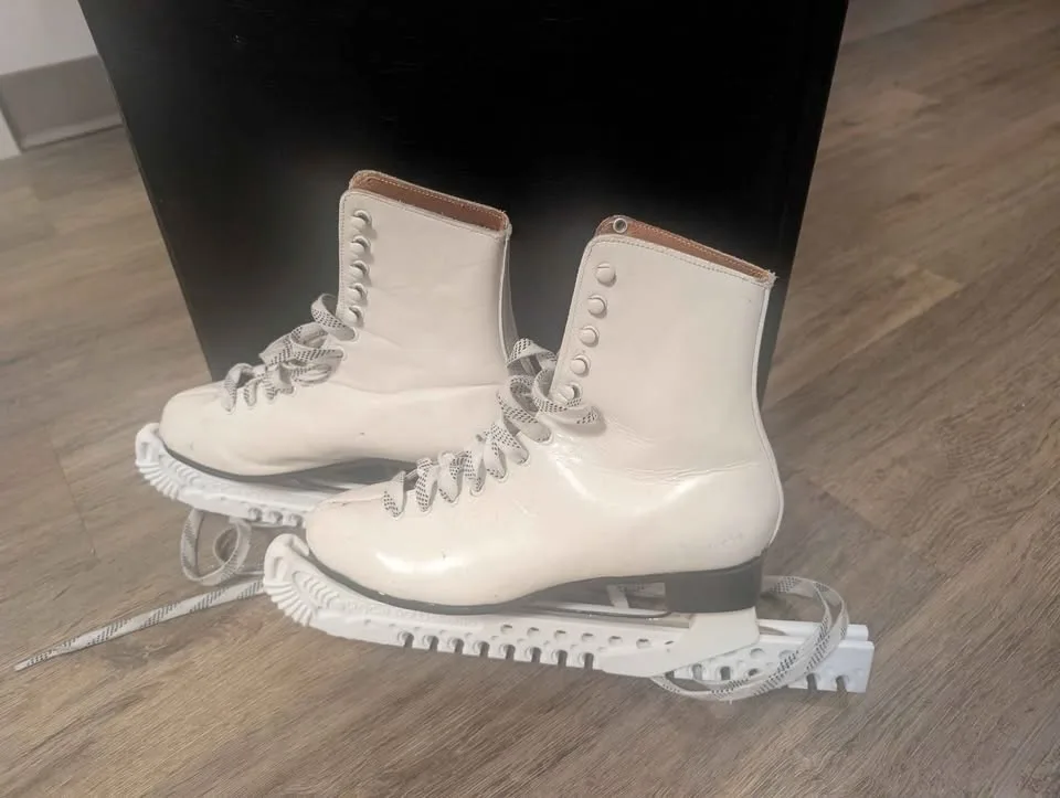 Women’s White Ice Skates – Size 7 with protectors – Good Conditi image indicator(2)