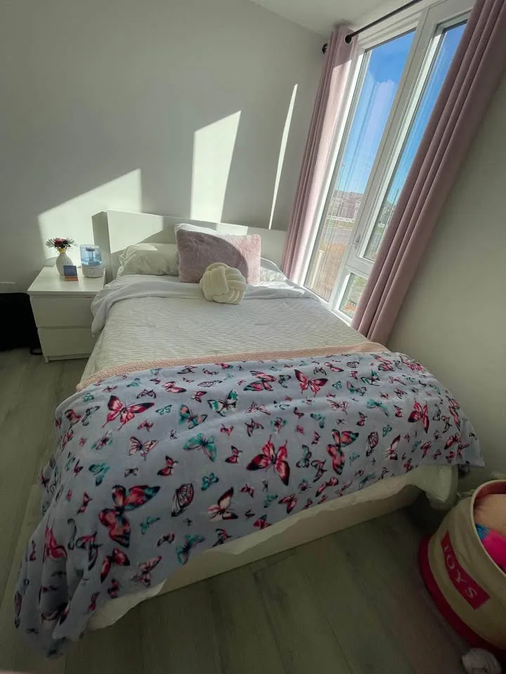 White full size Bed image indicator(2)