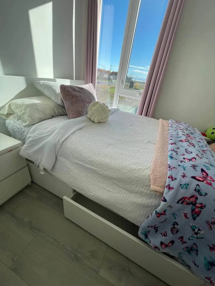 White full size Bed image indicator(3)