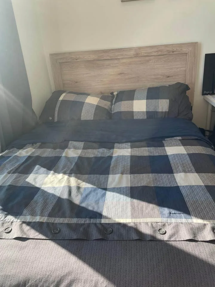 Full bed frame with matress and box image indicator(2)