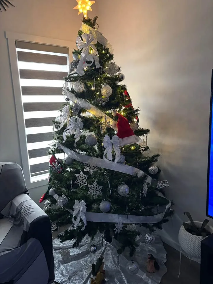 7 Ft Christmas tree with lights and decors image indicator(3)