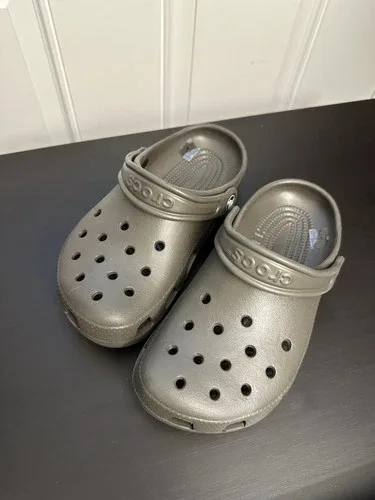 Crocs Classic Clog - Size M2 W4