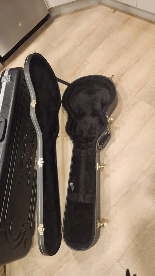 $70 Yorkville Les Paul Guitar Case - one latch missing image indicator(2)