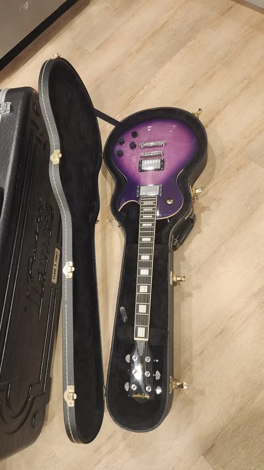 $70 Yorkville Les Paul Guitar Case - one latch missing image indicator(3)