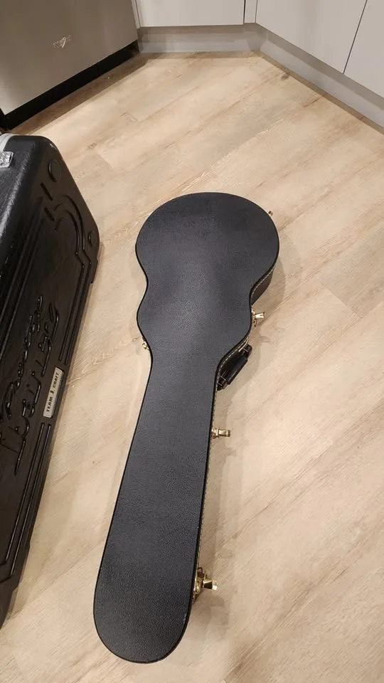 $70 Yorkville Les Paul Guitar Case - one latch missing image indicator(4)