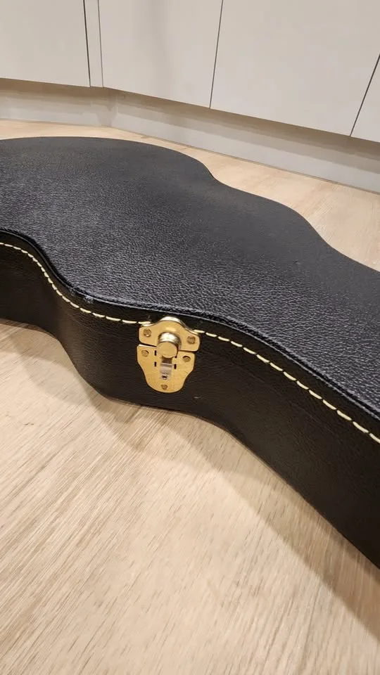 $70 Yorkville Les Paul Guitar Case - one latch missing image indicator(5)