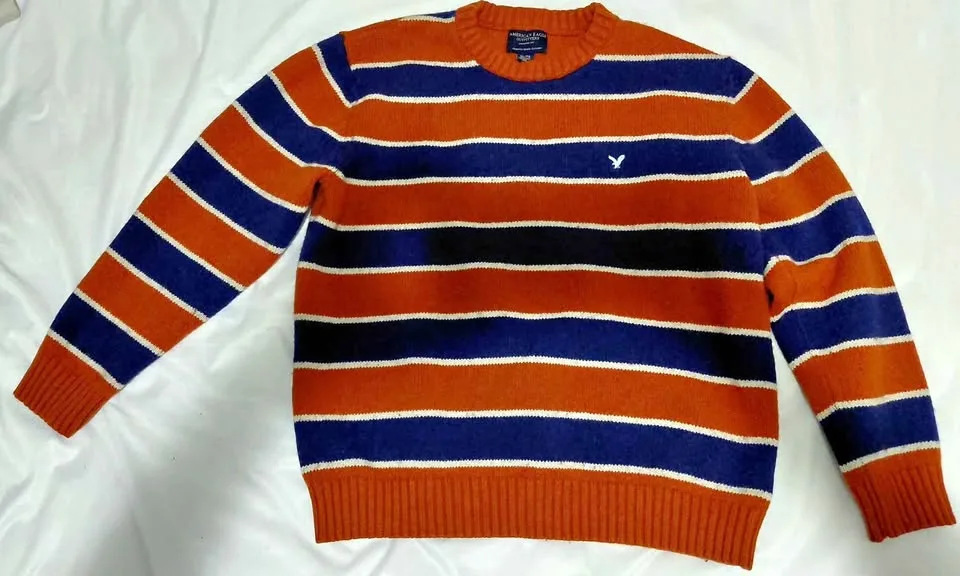 I sell my sweater American Eagle looks in great condition and cl