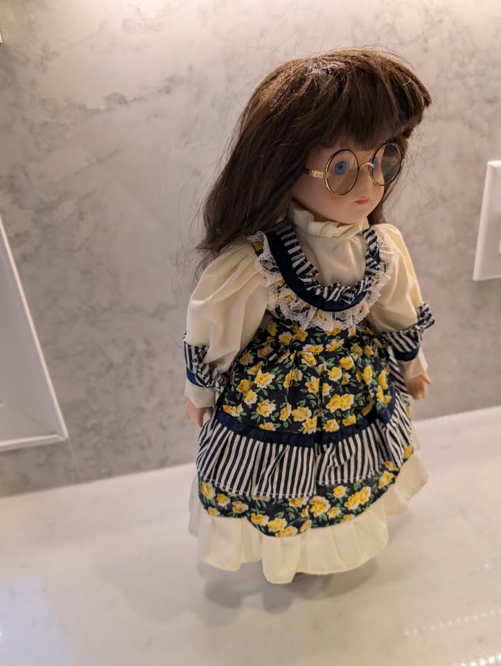 Vintage 1996 Porcelain Doll- glasses, blue eyes, floral dress - photo 2