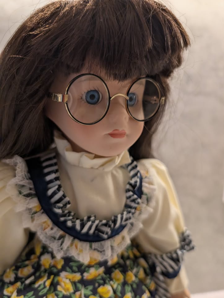 Vintage 1996 Porcelain Doll- glasses, blue eyes, floral dress - photo 3
