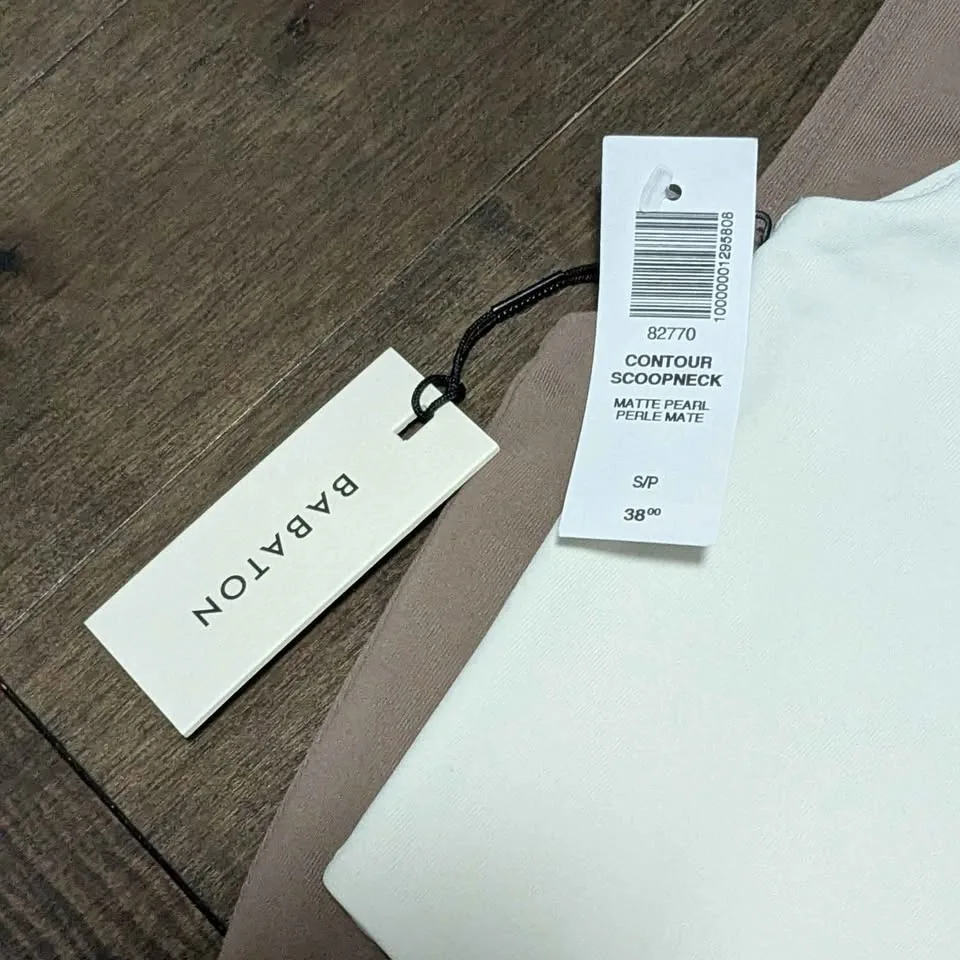 New Aritzia Contour Scoopneck Tanks! image indicator(2)