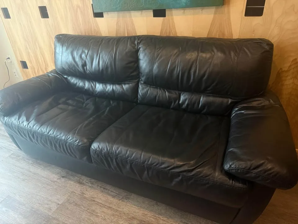 Black Sofa – Perfect for Small Spaces image indicator(3)