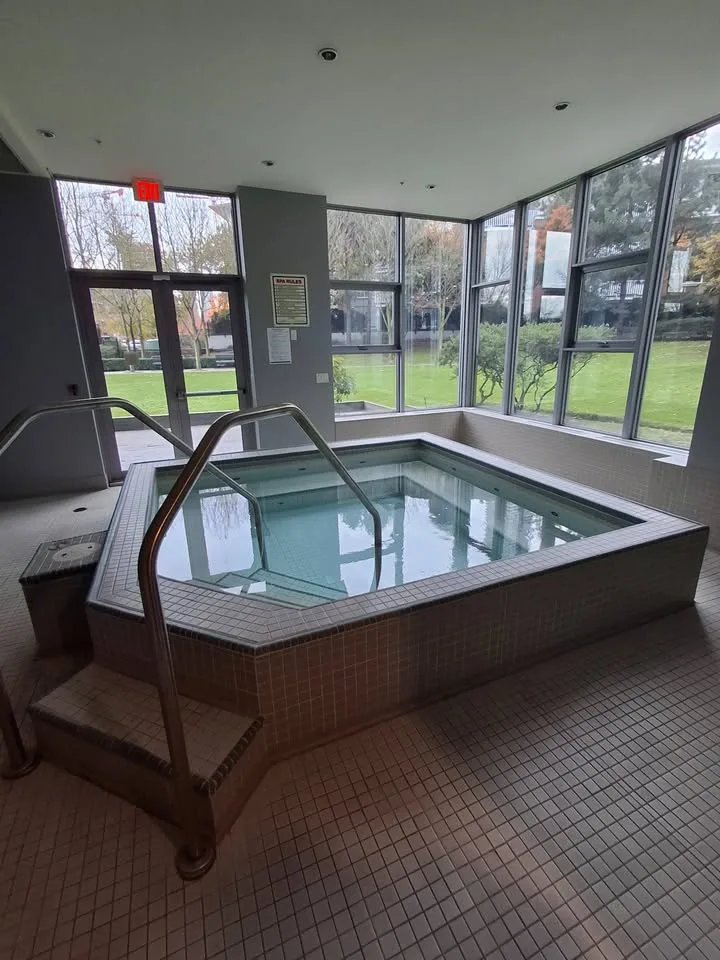 Shared Apartment (2 Bed 2 Bath) image indicator(7)