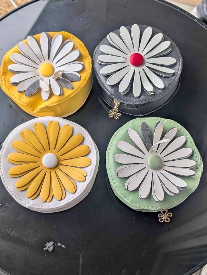 Brand new coin purse with removable straps