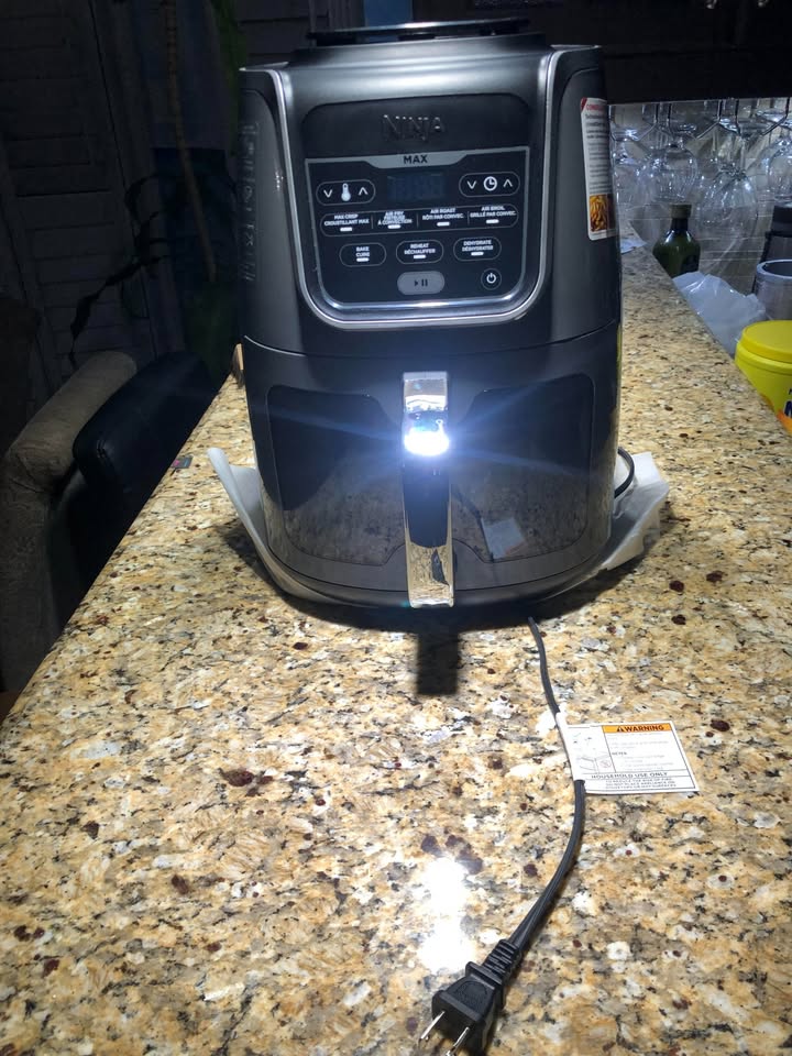 NEED GONE ASAP!! Ninja EzView Air Fryer Max XL - photo 4