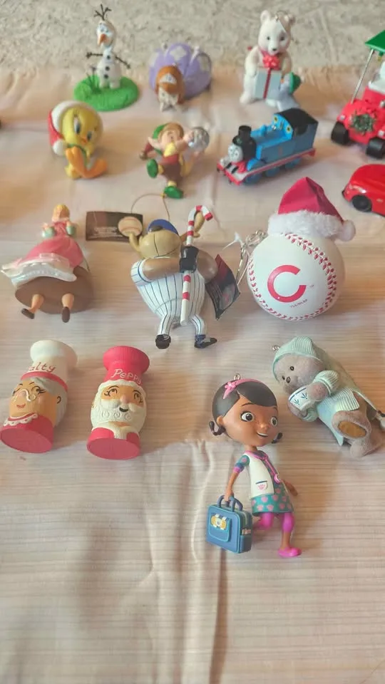 Ornaments/Hallmark / Christmas image indicator(2)