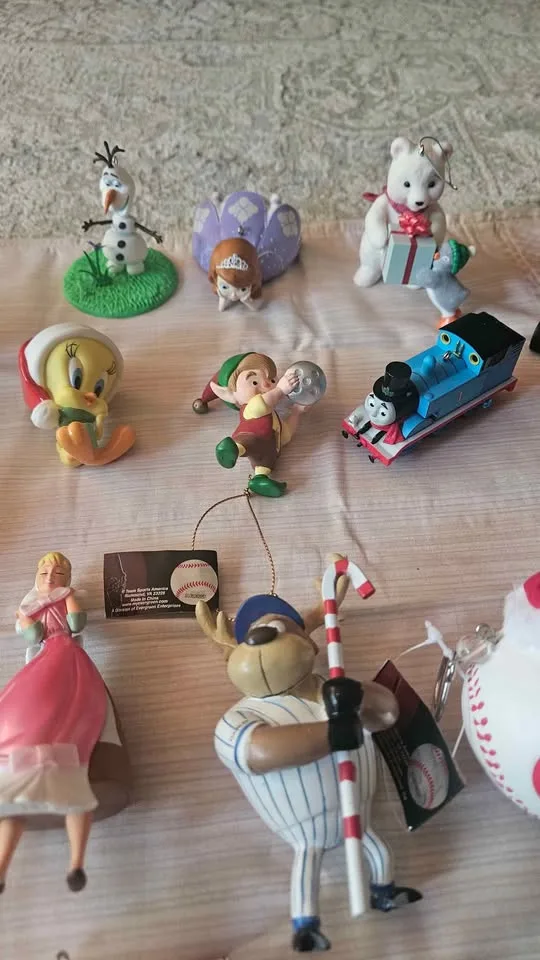 Ornaments/Hallmark / Christmas image indicator(3)