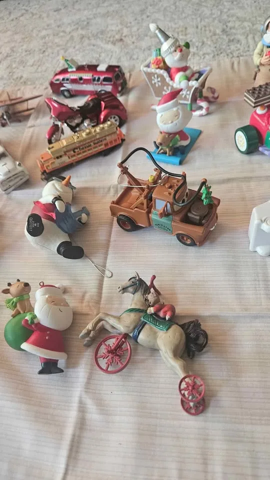 Ornaments/Hallmark / Christmas image indicator(5)