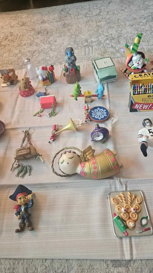 Ornaments/Hallmark / Christmas image indicator(6)