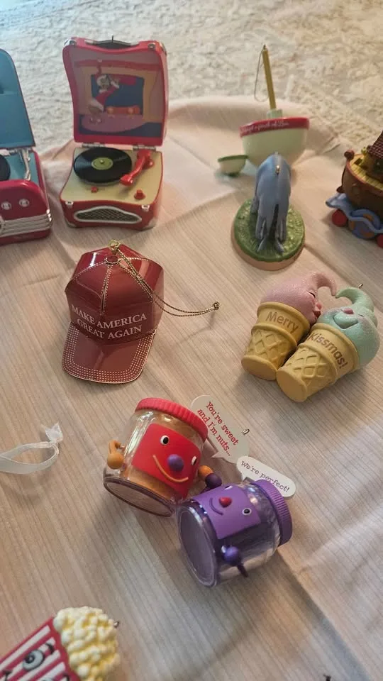 Ornaments/Hallmark / Christmas image indicator(9)