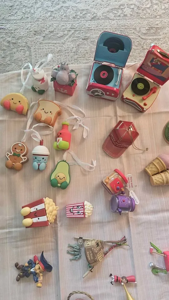 Ornaments/Hallmark / Christmas image indicator(10)