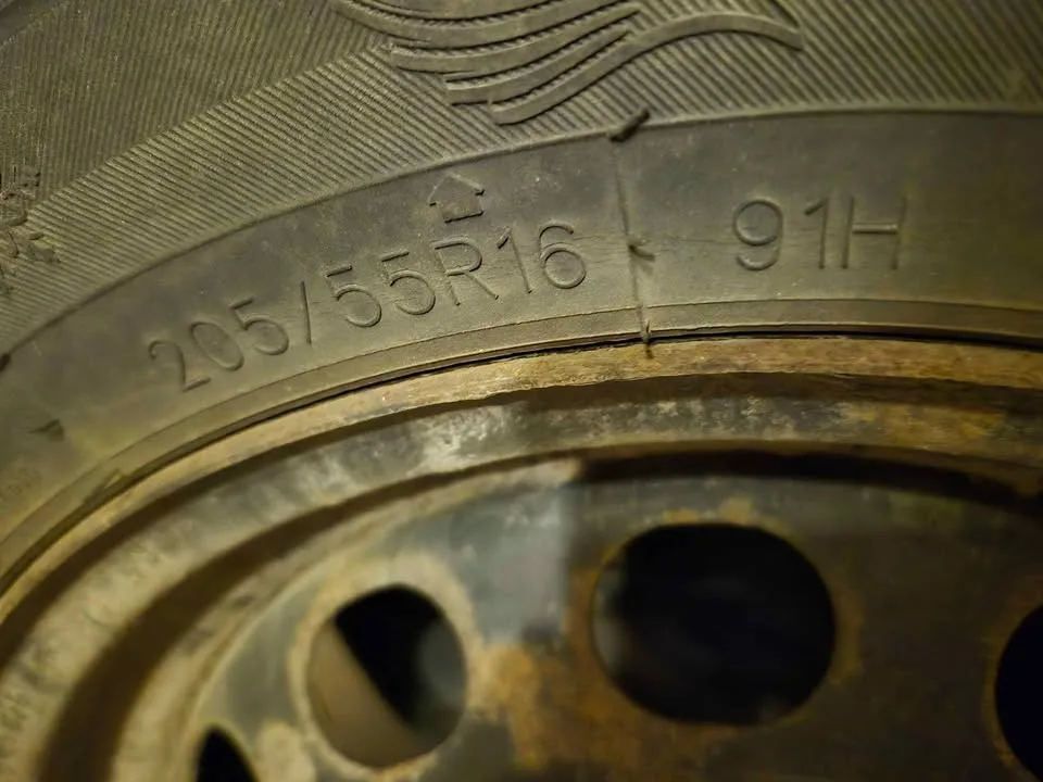 Winter tire set 205/55R16 (02 news and 02 used) image indicator(2)