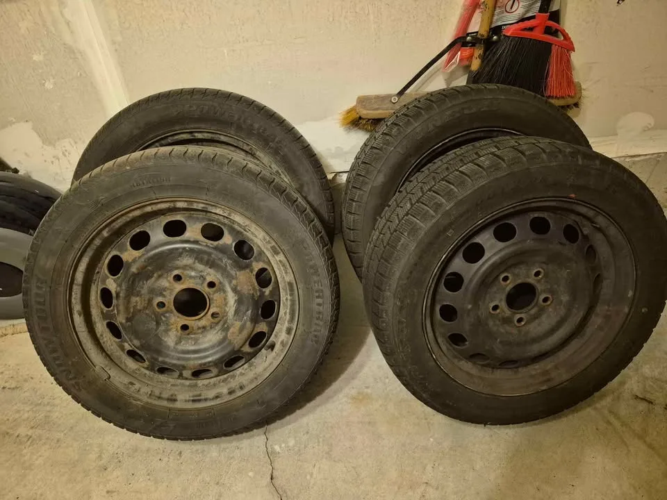 Winter tire set 205/55R16 (02 news and 02 used) image indicator(5)