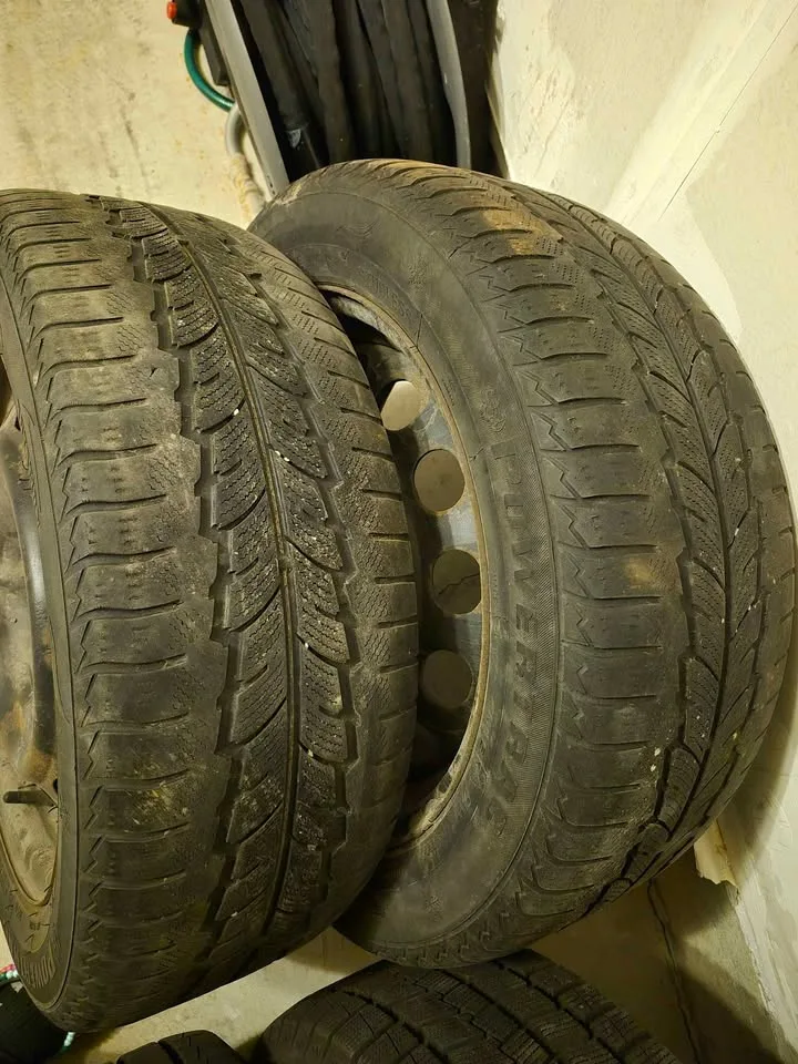 Winter tire set 205/55R16 (02 news and 02 used) image indicator(7)