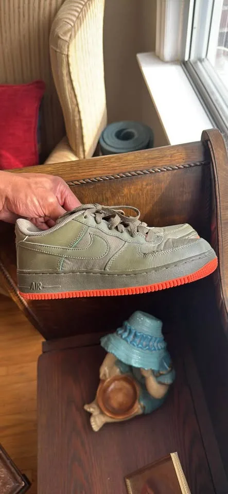 Nike Air Force 1 kids size 6Y or women’s 7.5 image indicator(5)