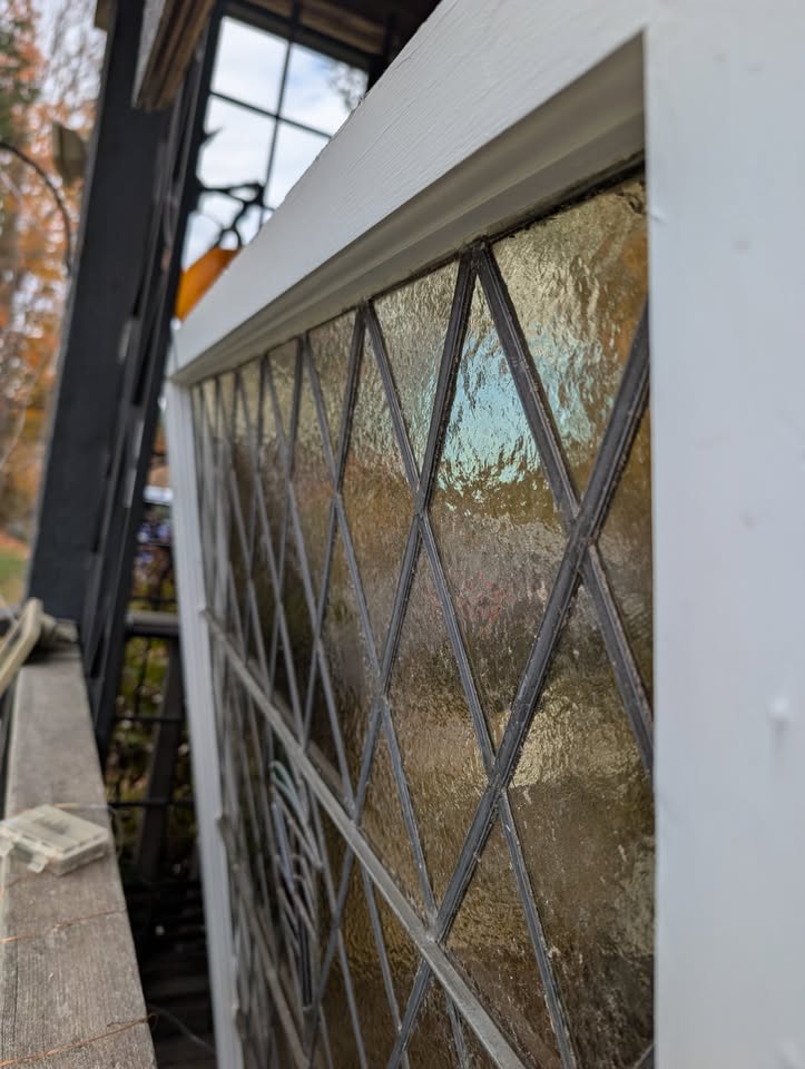 Large Tudor Stained-Glass Window – 56" × 45" – Ottawa - photo 4