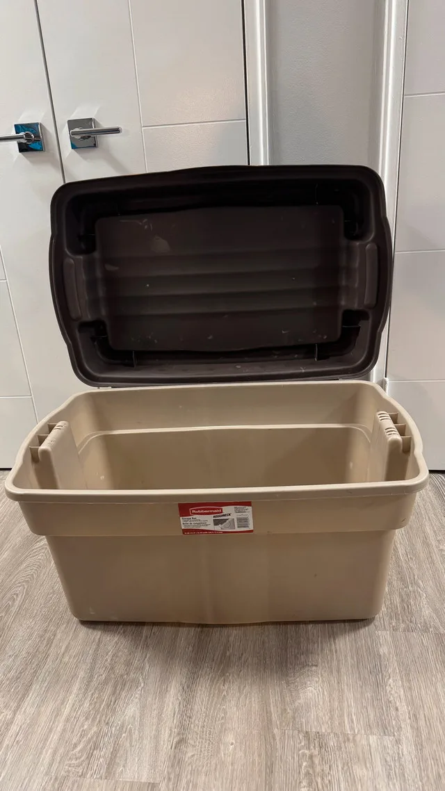 Rubbermaid Hinged Top Tote thumbnail