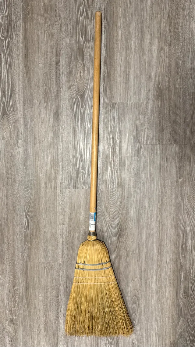 Corn Broom with Solid Wood Handle image indicator(5)