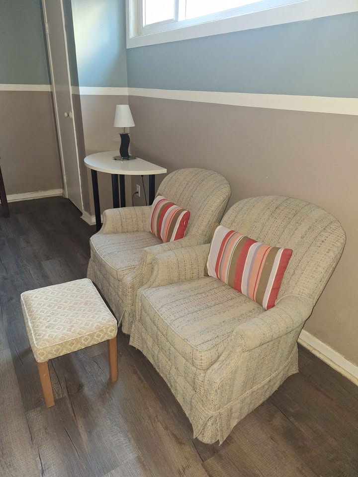 Small Sofa Chair - photo 3
