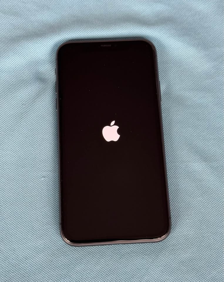 iPhone 11 64GB Black (unlocked) - Mint condition - photo 3