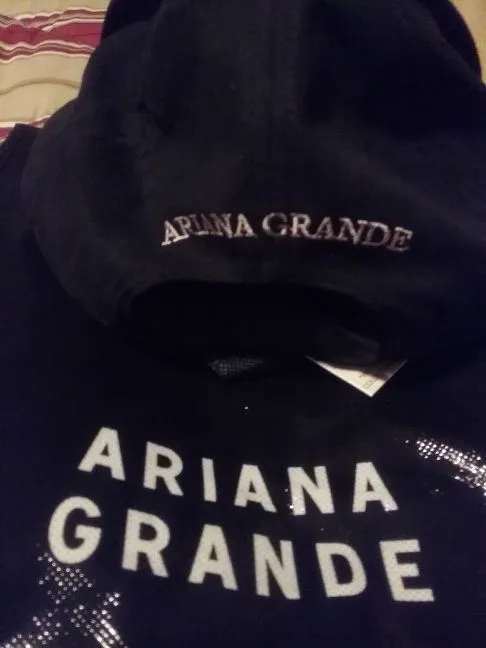 New Ariana Grande hat and tote image indicator(4)