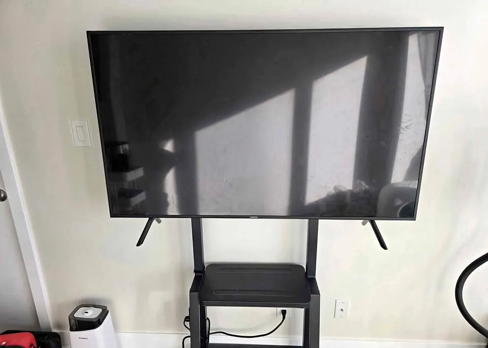 Samsung 55” TV + Mobile Stand | Great Condition | Set Only thumbnail