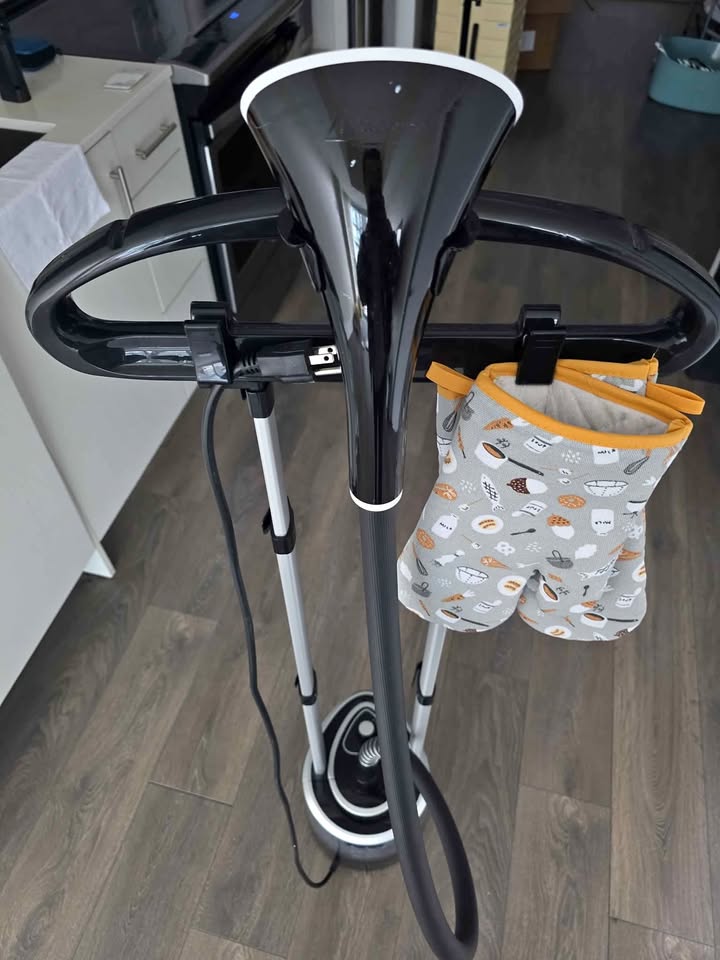 Standing Garment Steamer – Fast Heat-Up, Great Condition