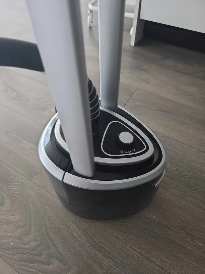 Standing Garment Steamer – Fast Heat-Up, Great Condition image indicator(2)